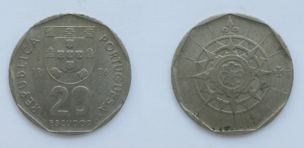 Португальська 20-а монета «мідь-нікель» 1986 рік, Португалія. Монета демонструє Герб Португалії. — стокове фото
