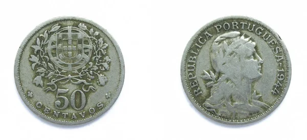 Португальская медно-никелевая монета 50 сентаво 1944 года. На монете изображены герб Португалии и женская голова с опущенными волосами в фригийской шляпе, увенчанной лавром, олицетворяющей Республику . — стоковое фото
