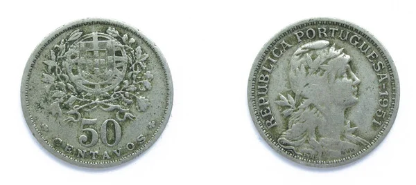 포르투갈어 50 센타보스 구리 - 니켈 동전 1951 년. 동전은 포르투갈의 팔의 코트와 프리지안 모자에 그녀의 머리를 아래로 여성의 머리를 보여줍니다, 월계수로 선정, 공화국을 인격화. — 스톡 사진