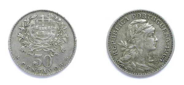Portugiesische 50 Centavos Kupfer-Nickel-Münze 1964 Jahr. Die Münze zeigt ein portugiesisches Wappen und den Kopf einer Frau mit nach unten gezogenen Haaren in phrygischer Mütze, gekrönt von Lorbeer, die eine Republik verkörpert.. — Stockfoto
