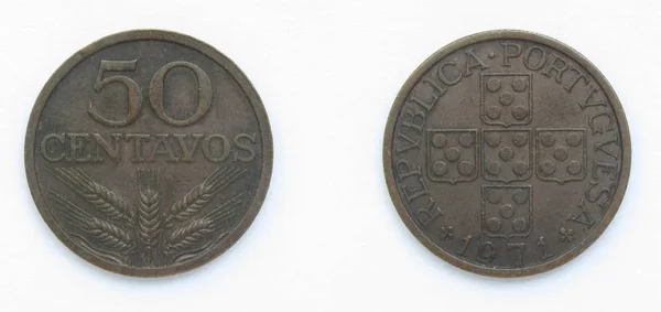 ポルトガル50センタボスブロンズコイン1971年、ポルトガル。コインは、小麦の耳とポルトガルの腕のコートの組成を示しています. — ストック写真