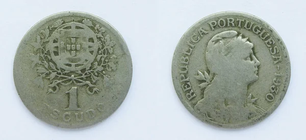 포르투갈어 1 에스쿠도 구리 - 니켈 동전 1930 년, 포르투갈. 동전은 포르투갈의 팔의 코트와 프리지안 모자에 그녀의 머리를 아래로 여성의 머리를 보여줍니다, 월계수로 선정, 공화국을 인격화. — 스톡 사진