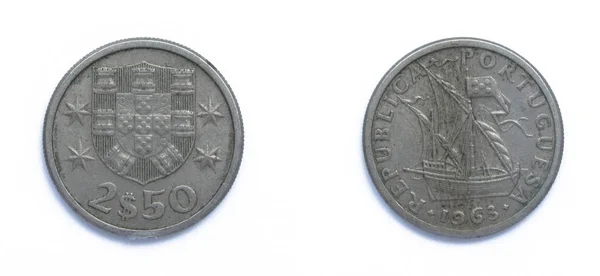 Portugués 2.5 Escudo de cobre-níquel moneda 1963 año. La moneda muestra Escudo de Armas de Portugal y Carrack, velero oceánico que se desarrolló en los siglos XIV al XV en Europa, Portugal . — Foto de Stock