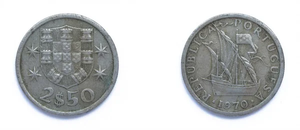 Португальский 2,5 Escudo медно-никелевая монета 1970 года. На монете изображены Герб Португалии и Carrack, океанский парусник, разработанный в XIV-XV веках в Европе, Португалии. . — стоковое фото