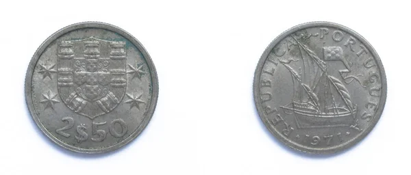 Португальский 2,5 Escudo медно-никелевая монета 1971 года. На монете изображены Герб Португалии и Carrack, океанский парусник, разработанный в XIV-XV веках в Европе, Португалии. . — стоковое фото