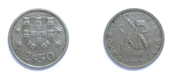 Португальский 2,5 Escudo медно-никелевая монета 1975 года. На монете изображены Герб Португалии и Carrack, океанский парусник, разработанный в XIV-XV веках в Европе, Португалии. . — стоковое фото