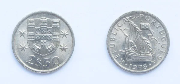 Portugees 2,5 escudo koper-nikkel munt 1978 jaar. De munt toont wapen van Portugal en Carrack, Ocean-going zeilschip dat werd ontwikkeld in de 14e tot de 15e eeuw in Europa, Portugal. — Stockfoto