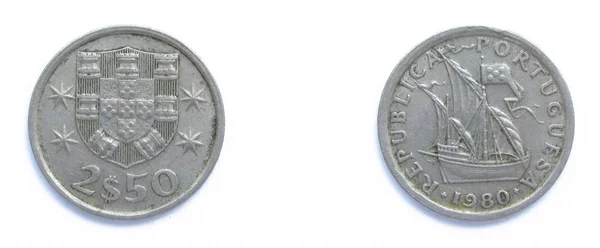 Португальский 2,5 Escudo медно-никелевая монета 1980 года. На монете изображены Герб Португалии и Carrack, океанский парусник, разработанный в XIV-XV веках в Европе, Португалии. . — стоковое фото