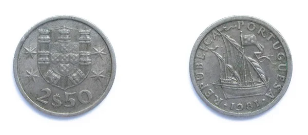 Portugalski 2,5 Escudo miedzi-nikiel Coin 1981 rok. Moneta pokazuje herb Portugalii i Carrack, oceaniczny żaglowiec, który został opracowany w XIV do XV wieku w Europie, Portugalia. — Zdjęcie stockowe