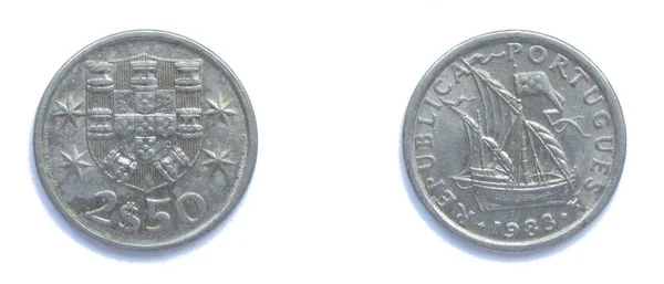 Portugees 2,5 escudo koper-nikkel munt 1983 jaar. De munt toont wapen van Portugal en Carrack, Ocean-going zeilschip dat werd ontwikkeld in de 14e tot de 15e eeuw in Europa, Portugal. — Stockfoto