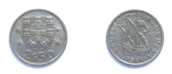 Portugalski 2,5 Escudo miedzi-nikiel Coin 1984 rok. Moneta pokazuje herb Portugalii i Carrack, oceaniczny żaglowiec, który został opracowany w XIV do XV wieku w Europie, Portugalia. — Zdjęcie stockowe