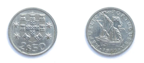 Portugués 2.5 Escudo de cobre-níquel moneda 1985 año. La moneda muestra Escudo de Armas de Portugal y Carrack, velero oceánico que se desarrolló en los siglos XIV al XV en Europa, Portugal . — Foto de Stock