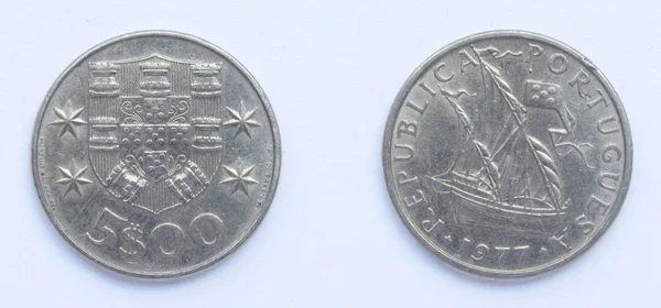 Portugees 5 escudos koper-nikkel munt 1977 jaar. De munt toont wapen van Portugal en Carrack, Ocean-going zeilschip dat werd ontwikkeld in de 14e tot de 15e eeuw in Europa, Portugal. — Stockfoto