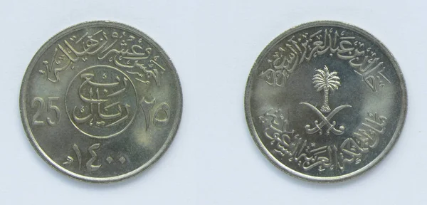 Saudi Arabia 25 Halal copper-nickel coin 1980 year. The coin features a palm tree and crossed weapon scimitars (sabres) and inscription about King Fahd of Saudi Arabia. — Stock Photo, Image