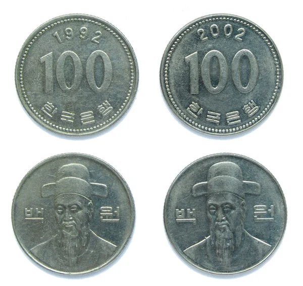 Set om 2 (två) olika år sydkoreanska 100 vann koppar-nickelmynt Lot 1992, 2002 år. Mynten har ett porträtt av Sydkoreas nationella hjälte befälhavare Yi Sun-sin. — Stockfoto