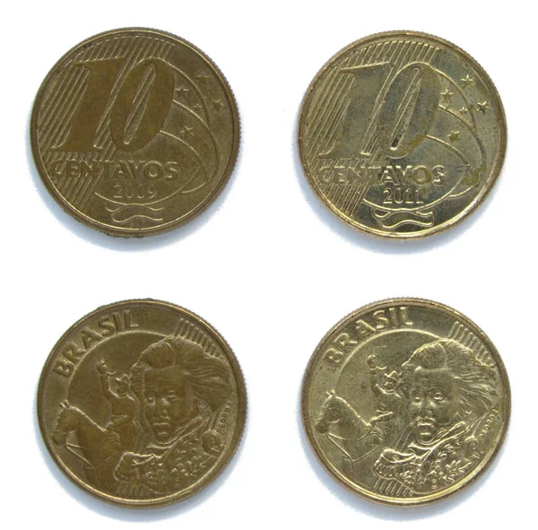Set van 2 (twee) verschillende jaren Braziliaanse 10 centavos staal verguld messing munten veel 2009, 2011 jaar, Brazilië. De munten hebben een portret van de Braziliaanse keizer Pedro I en een ruiter op de achtergrond. — Stockfoto