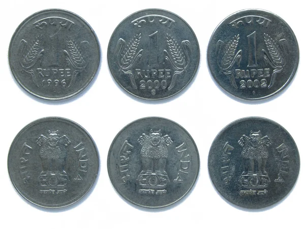 Набір з 3 (трьох) індійських 1 рупія різні роки нержавіючої сталі монети Лот 1996, 2000, 2002 рік, Індія. Монети мають пшеничні вуха, Державний Герб Індії, левову столицю Ашоки в Сарнаті. — стокове фото