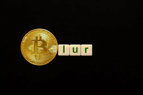 Szó blur álló kocka. Az első betű a szó szimbolizál egy Bitcoin érme. Fogalma BTC beruházás, Bitcoin növekedési ráta, bizalom, hit, pozitív ár kilátások. — Stock Fotó