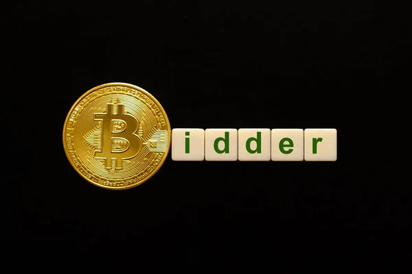 Palavra Bidder composta de cubos. A primeira letra da palavra é simbolizada por uma bitcoin. Conceito de BTC forte, taxa de crescimento bitcoin, aumento de preço, confiança blockchain, perspectivas de preços positivos . — Fotografia de Stock