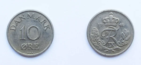Dänische 10-Erz-Kupfer-Nickel-Münze von 1948, Dänemark. Münze zeigt ein Monogramm des dänischen Königs Friedrich IX von Dänemark. Stockfoto
