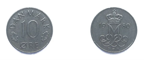 Dánské 10 ORE 1980 rok měděná mince, Dánsko. Peníz ukazuje monogram dánské královny Margrethe II Dánska. — Stock fotografie