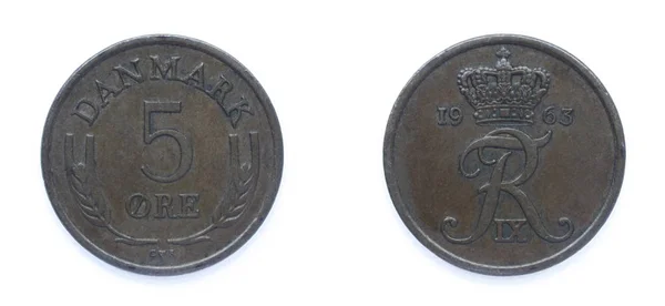 Duński 5 (pięć) rudy 1963 rok brązowy moneta, Dania. Moneta przedstawia Monogram króla Danii Fryderyka IX i korony. — Zdjęcie stockowe