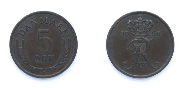 Duński 5 (pięć) rudy 1965 rok brązowy moneta, Dania. Moneta przedstawia Monogram króla Danii Fryderyka IX i korony. — Zdjęcie stockowe
