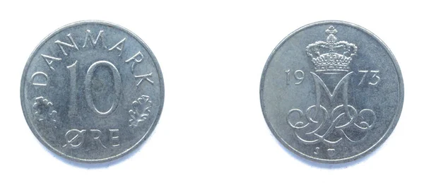 Dinamarquês 10 Minério 1973 ano moeda de cobre-níquel, Dinamarca. Moeda mostra um monograma da rainha dinamarquesa Margarida II da Dinamarca . — Fotografia de Stock