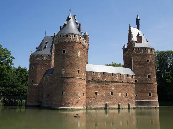 Un castillo medieval rodeado de agua en Beersel, Bélgica . — Foto de Stock