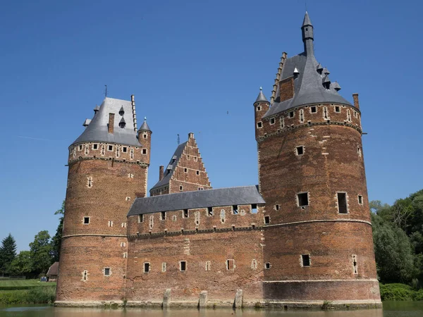 Um castelo medieval rodeado de água em Beersel, Bélgica . — Fotografia de Stock