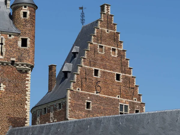 Un primer plano de las fachadas y torres de un castillo medieval en Beersel, Bélgica . — Foto de Stock