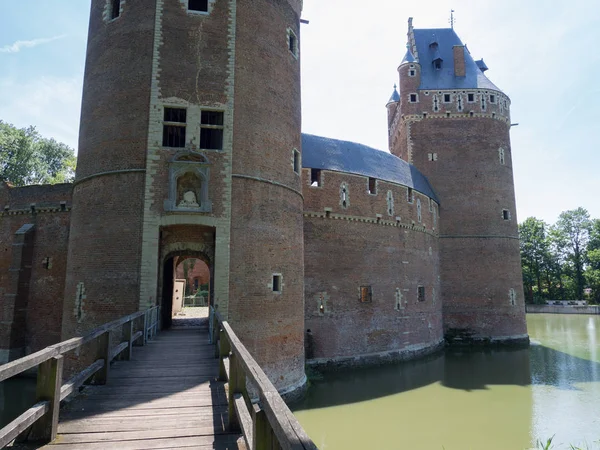 Una foto del puente y la entrada del castillo de Beersel . — Foto de Stock