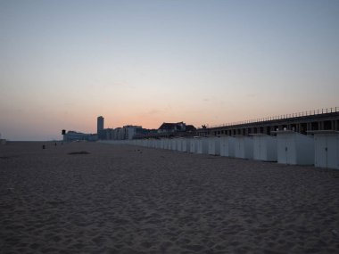 Gün doğumunda Ostend plajı.