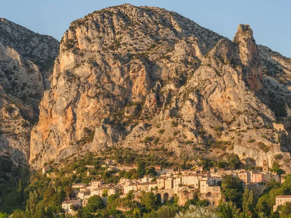 Una vista del pueblo de Moustiers-Sainte-Marie, situado en un cl — Foto de Stock