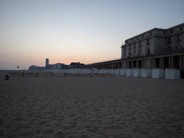 La plage d'Ostende au lever du soleil . — Photo