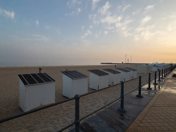 Photo de la digue et quelques-unes des cabanes de plage à Ostende . — Photo