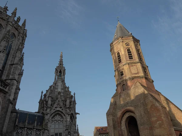 Ambas torres de la iglesia de San Pedro y Pablo y la torre de San Pedro —  Fotos de Stock