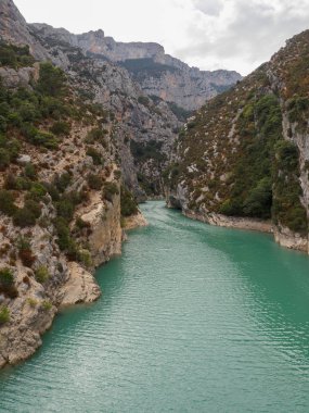 Lac de Sainte-Croix'un Gorges du Verdon'a açılan kapısı.