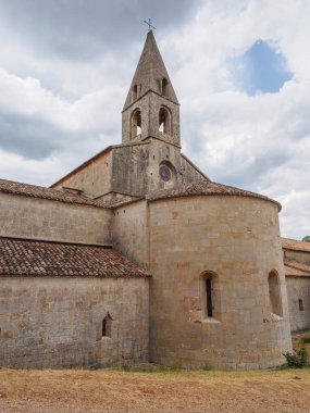 Fransa'daki Le Thoronet manastırının resimleri.