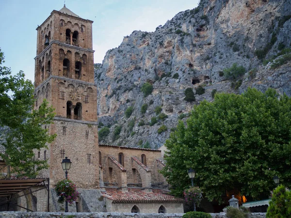 Una foto de la iglesia de Moustiers-Sainte-Marie en Francia . — Foto de Stock