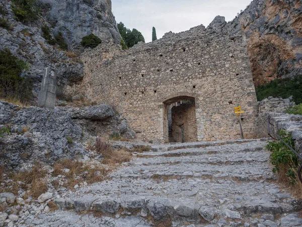 El camino que conduce a la capilla Notre-Dame de Beauvoir en el Fre — Foto de Stock