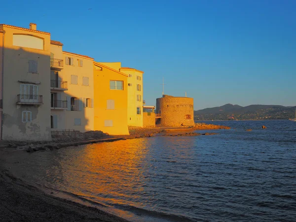 Os edifícios ao longo da costa de Saint Tropez, em um início s — Fotografia de Stock