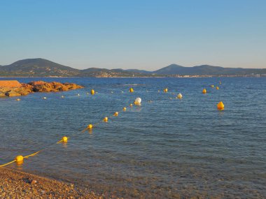 Suda birkaç şamandıra.