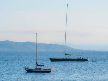 Birkaç Yelkenli Saint Tropez Sahili için demirlemiş.