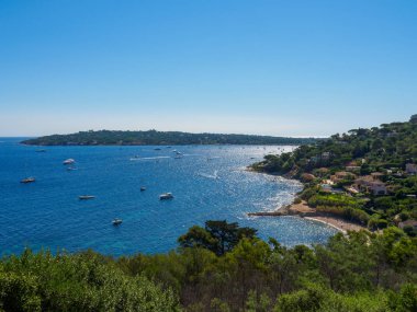 Saint Tropez sahiline yakın çeşitli villalar.