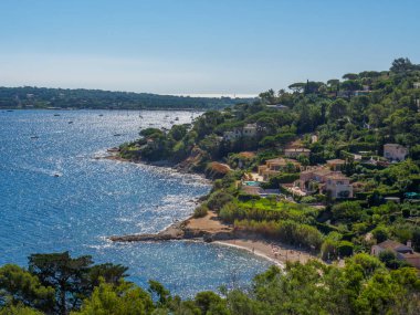 Saint Tropez sahiline yakın çeşitli villalar.