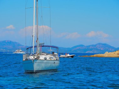Saint Tropez sahilinde beyaz bir Yelkenli.