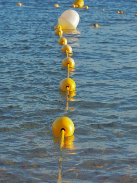 Een close-up van verschillende boeien in het water. — Stockfoto