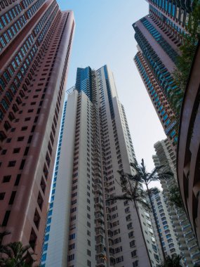 Hong Kong'a özgü birçok yüksek katlı apartmanın görüntüsü.