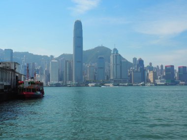 Kowloon'dan görülen Hong Kong silueti.